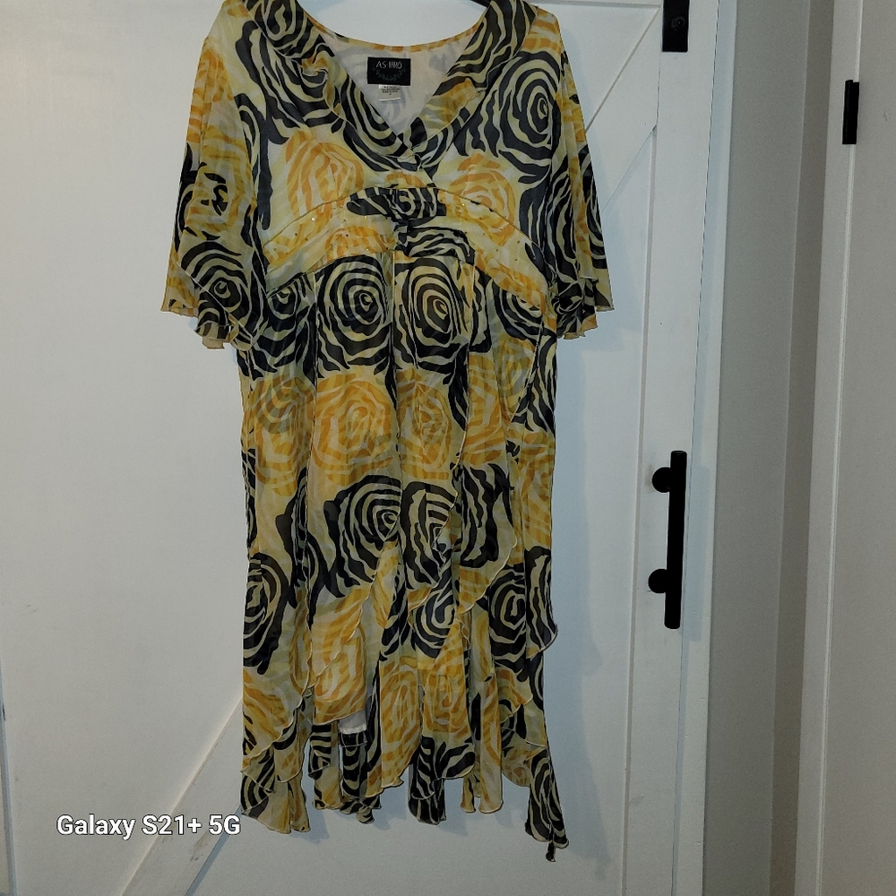 Plus-sized yellow print dress